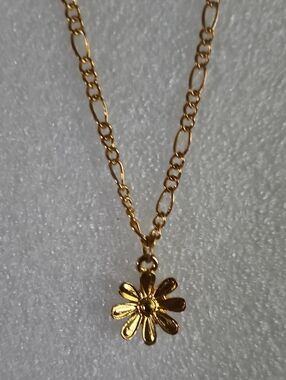 Hand Crafted Gold Daisy Pendant Necklace